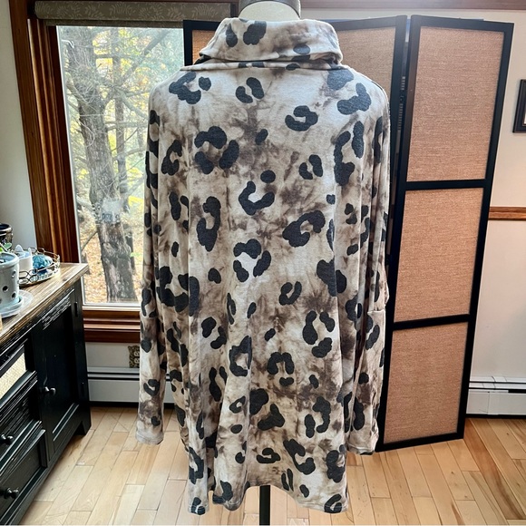 Leopard and Sequin Hi-Low Top - Picture 2 of 9